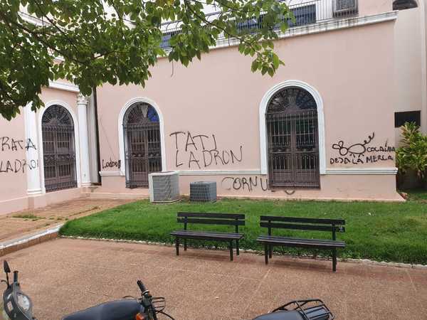 Concepción: Sede de la municipalidad amanece grafiteada