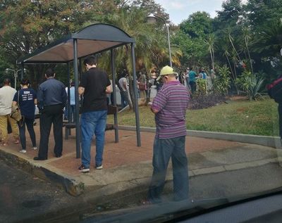 Largas filas para entrar a la Municipalidad de Asunción - Nacionales - ABC Color