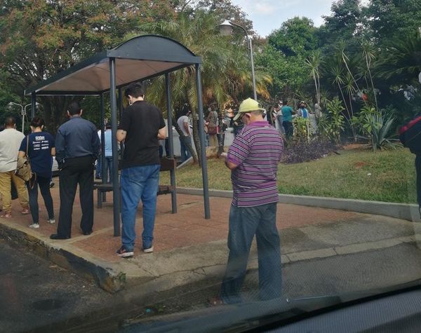 Largas filas para entrar a la Municipalidad de Asunción - Nacionales - ABC Color