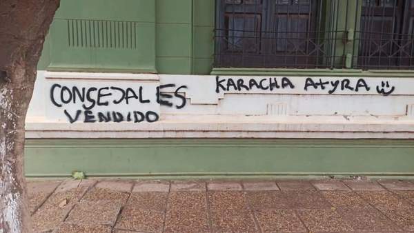 Sede de la Junta Municipal también amaneció grafiteada