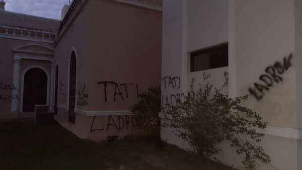 Llamativo: grafitean todo el palacete municipal pero guardias no se percatan | Radio Regional 660 AM