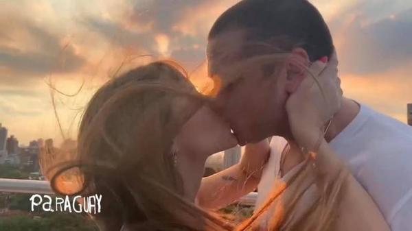 HOY / Residente sorprendido con beso de pareja paraguaya en su video: "La magia es verdadera"