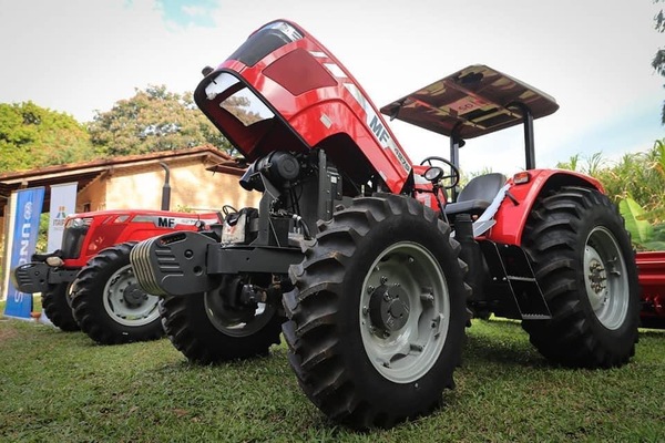 De la Sobera entrega tractores en apoyo a los productores