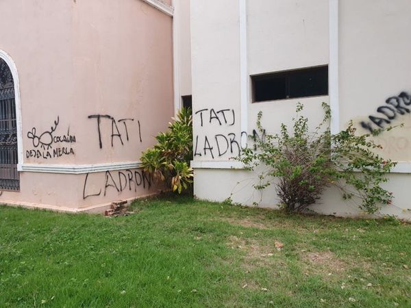 Municipalidad amaneció con grafitis contra intendente Urbieta