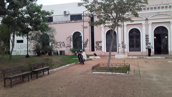 Realizan pintatas en la Municipalidad de Concepción contra intendente
