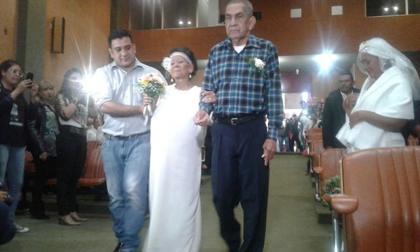 Amor y lucha: Pacientes de cáncer se casan en INCAN