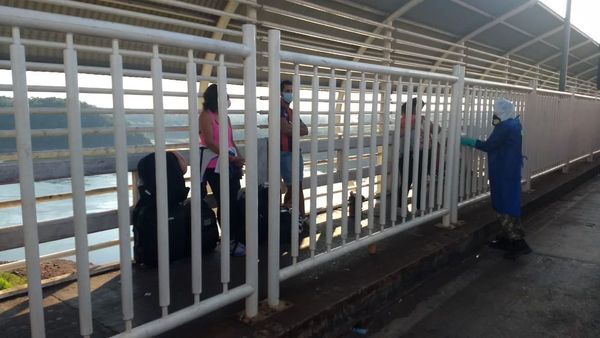 Trasladan a albergues a 85 paraguayos apostados en el Puente de la Amistad