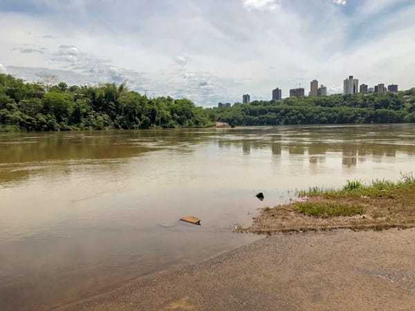 Persona es ARRASTRADA por la aguas y DESAPARECE en el RÍO PARANA