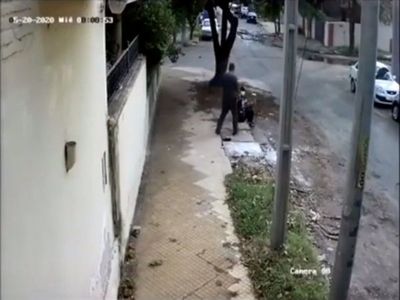 Hombre cayó en el registro de agua