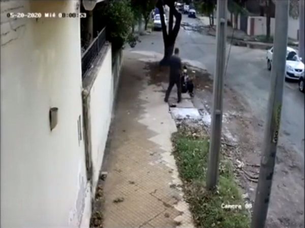 Hombre cayó en el registro de agua