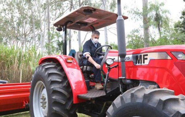 Itaipú entregó maquinarias para mejorar la agricultura en Guairá y Paraguarí
