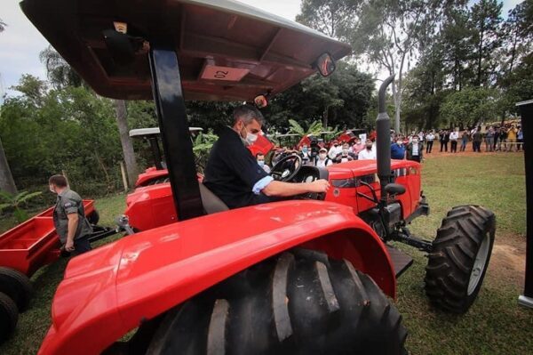 Empresa entrega tractores al sector del campo