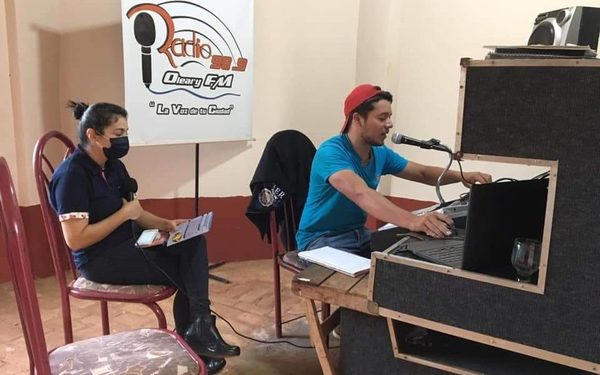 Profesionales de blanco realizan charlas a través de radio