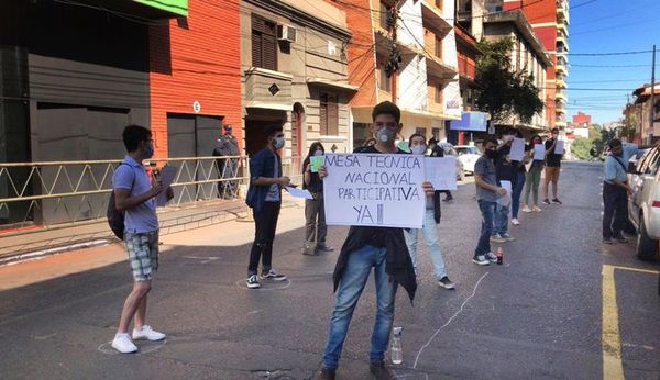 Gremios celebran censura a Petta y ahora exigen su destitución del MEC - Nacionales - ABC Color