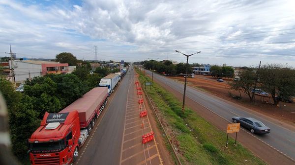 Fila de camiones con destino al Brasil llega a 16 kilómetros sobre la ruta PY02 - ABC en el Este - ABC Color