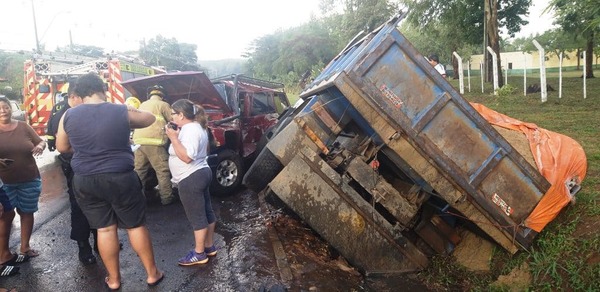 Conductor quedó atrapado tras choque en la ruta Luque - Areguá • Luque Noticias