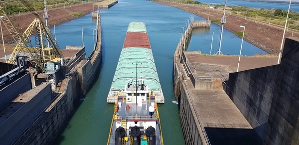 Anuncian que barcazas comienzan a navegar en zona de la esclusa de hidroeléctrica Yacyretá