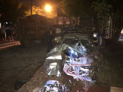 Camión se llevó por delante seis vehículos y hasta afectó una casa en Ciudad del Este - ABC en el Este - ABC Color