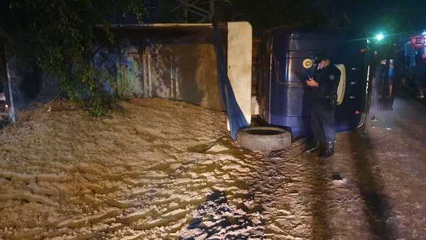 Camión con desperfectos mecánicos chocó a seis vehículos y una moto - Noticde.com