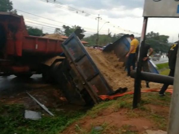 Choque entre camión y camioneta deja un herido en Luque
