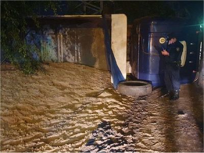 CDE: Camión de carga choca contra seis vehículos al perder el control