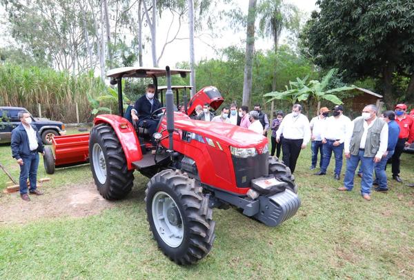 Itaipú entrega maquinarias para impulsar y mejorar la agricultura de conservación en Guairá y Paraguarí - .::RADIO NACIONAL::.