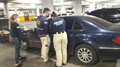 HOY / Estacionó su auto en el súper y al volver encontró a un hombre adentro