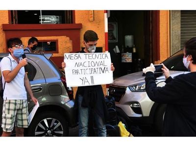 Dan voto censura a Petta en Senado y abren la puerta para su remoción