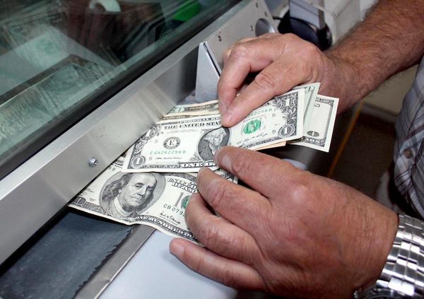 Dólar sube a su techo histórico en mercado cambiario paraguayo