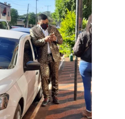 Abogado acusó a fiscal de discriminarle por su traje "felino"