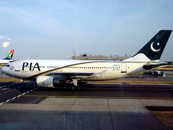 Avión con 107 personas a bordo se estrella en Pakistán