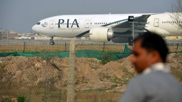 Se estrella avión de Pakistan Airlines con más de 100 personas a bordo