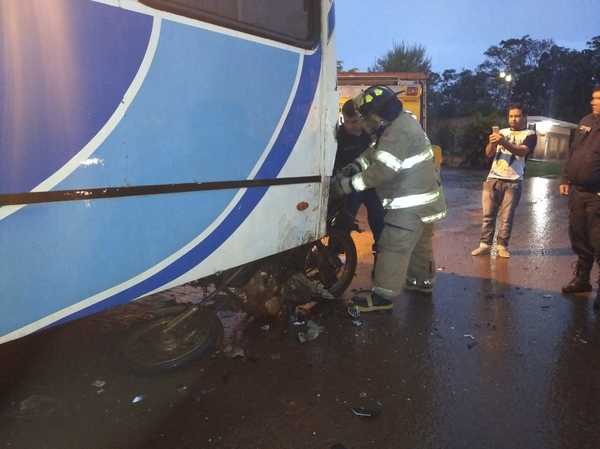 Motociclista casi muere tras chocar contra un bus