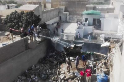 Avión con 152 personas a bordo se estrelló en Pakistán