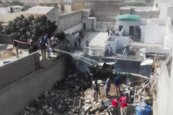 Avión con 152 personas a bordo se estrelló en Pakistán
