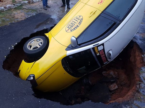 Taxi cae en un feroz socavón en el barrio San Vicente - Nacionales - ABC Color