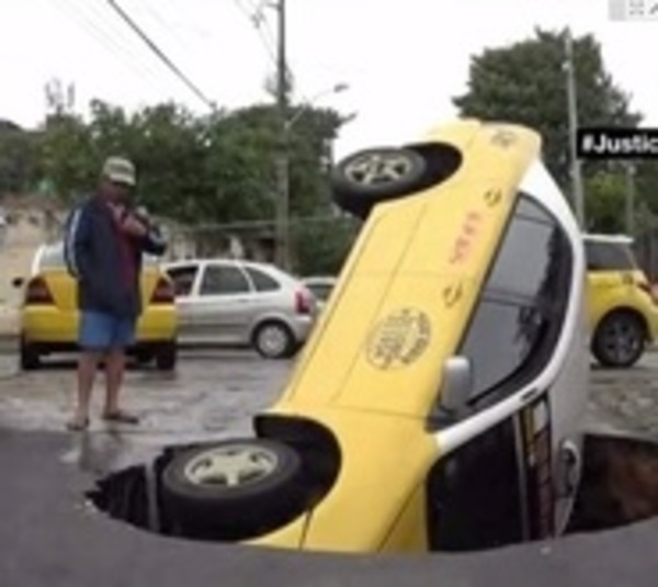 Cráter se traga un taxi entero en Asunción - Paraguay.com