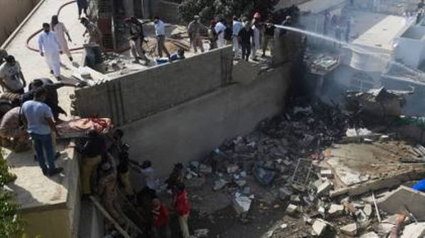 Se estrelló un avión de Pakistani International Airlines con 107 personas a bordo cerca del puerto de Karachi