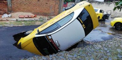 Taxi se hunde en tremendo “bache-hueco” en Bo. San Vicente