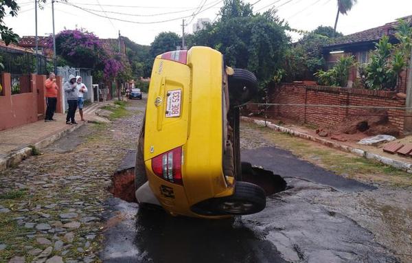 Taxi casi fue tragado por un enorme bache en barrio San Vicente