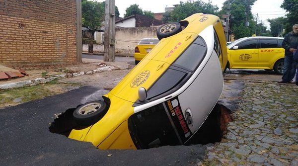 Un taxi fue tragado por un cráter en Asunción » Ñanduti