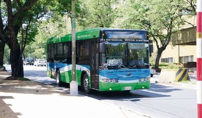Analizarán bajar costo del pasaje tras reducción de precio del combustible