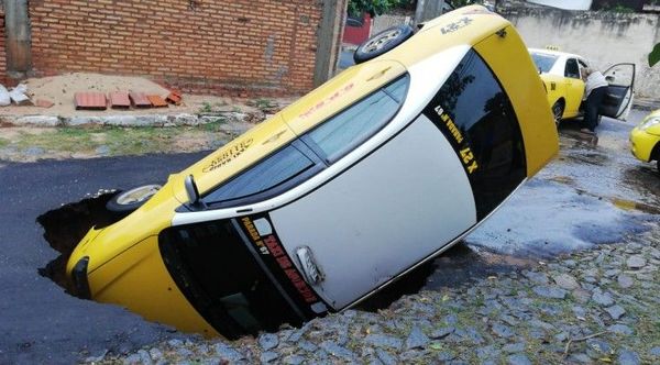 Calle de la "capital de mis amores" se tragó un taxi