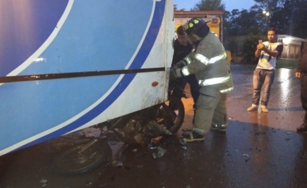 Motociclista embiste contra colectivo y termina hospitalizado