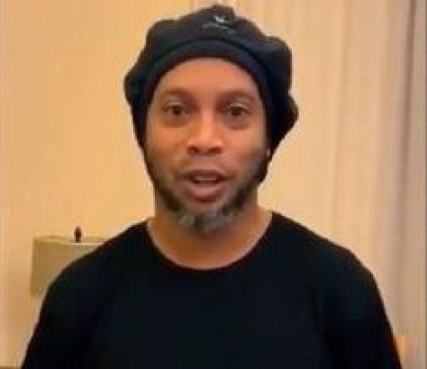 Ronaldinho tuiteó por primera vez desde que cayó preso y fue para saludar a magnate árabe