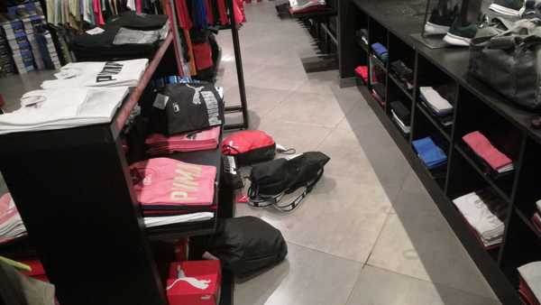 Roban prendas de tienda deportiva