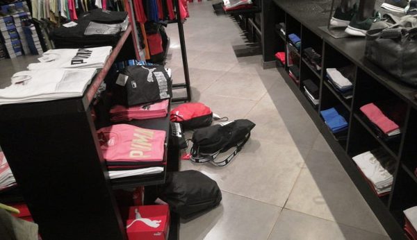Delincuentes aprovecharon la madrugada para hurtar local comercial