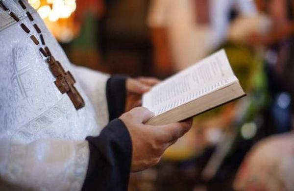 El curioso método de un sacerdote para bendecir en medio de la cuarentena - C9N