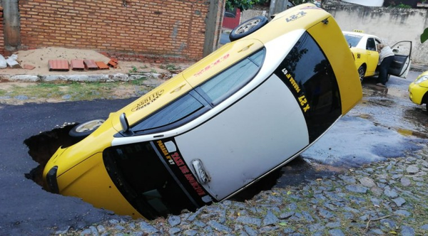 Susto de taxista: Feroz pozo se “tragó” su vehículo en Asunción