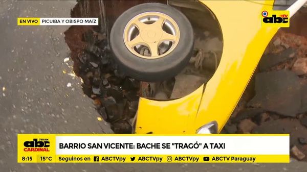 Barrio San Vicente: bache se “tragó” a un taxi - ABC Noticias - ABC Color